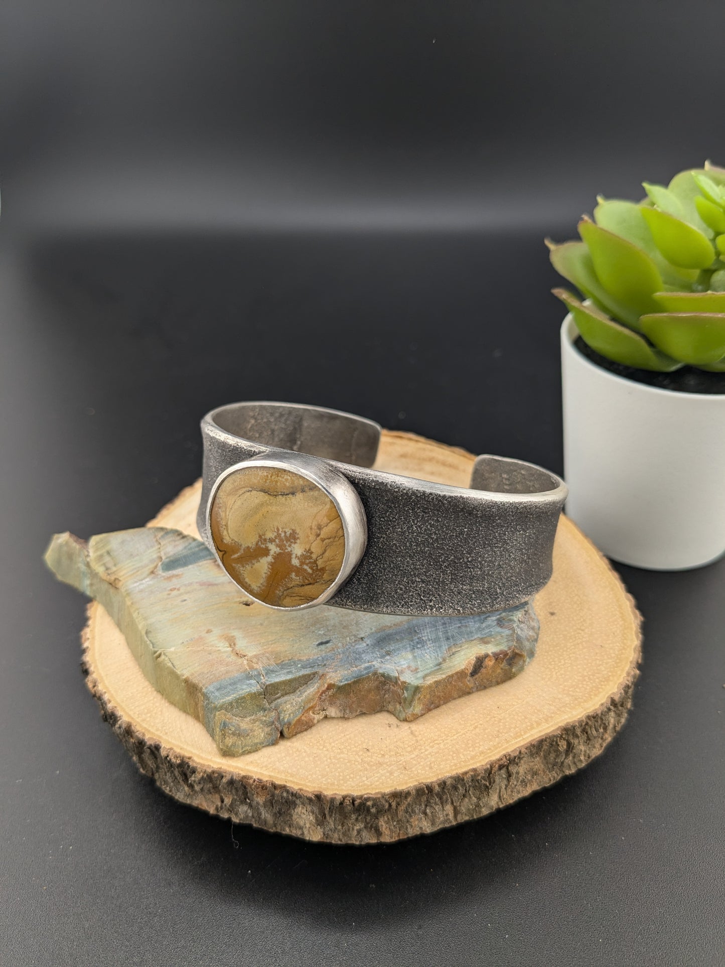 Tufa cast cuff with Picture Japser